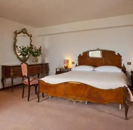 Moderno Hotel 3*