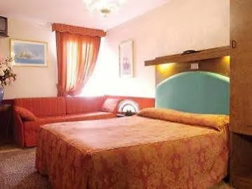 Moderno Hotel 3*