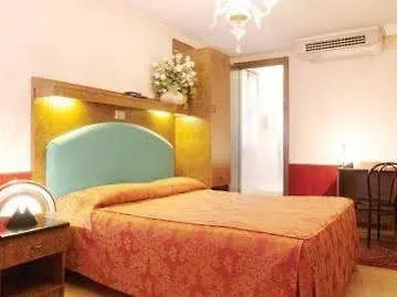 Moderno Hotel 3*